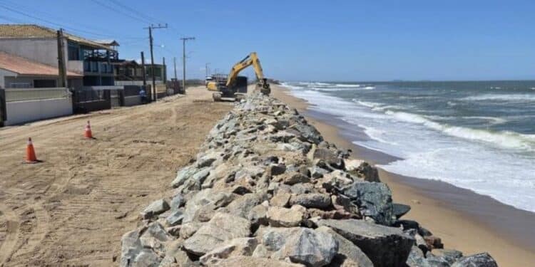 Praia de SC ameaçada de 'desaparecer' passa por novas obras em meio à situação de emergência
