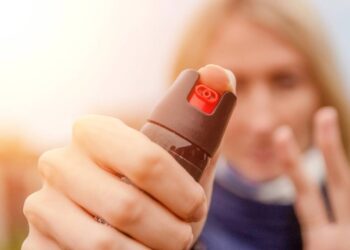 Cláudio Castro aprova uso de spray de pimenta por mulheres no RJ