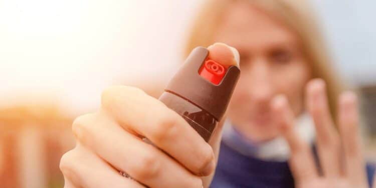 Cláudio Castro aprova uso de spray de pimenta por mulheres no RJ