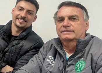 Jair Renan se pronuncia após visitar Bolsonaro na prisão e revela que o pai “está muito mal”