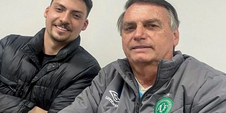 Jair Renan se pronuncia após visitar Bolsonaro na prisão e revela que o pai “está muito mal”