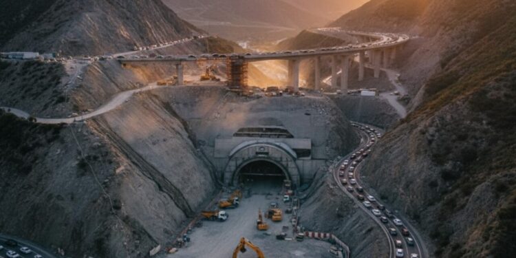 Megaprojeto que 'corta montanha' sofre grande atraso mas promete acabar com super congestionamentos na região