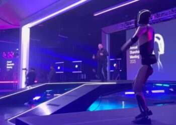 Vídeo mostra Musk dançando com robô na Tesla após aprovação de US$ 1 trilhão