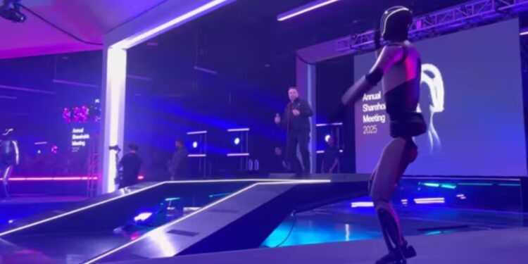 Vídeo mostra Musk dançando com robô na Tesla após aprovação de US$ 1 trilhão