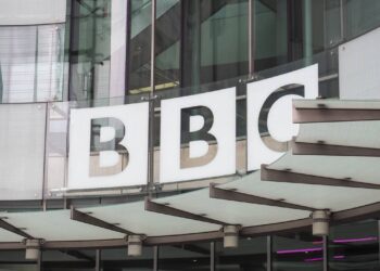Líderes da BBC renunciam após escândalo de manipulação anti-Trump