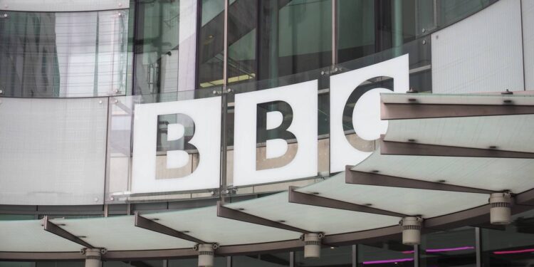 Líderes da BBC renunciam após escândalo de manipulação anti-Trump