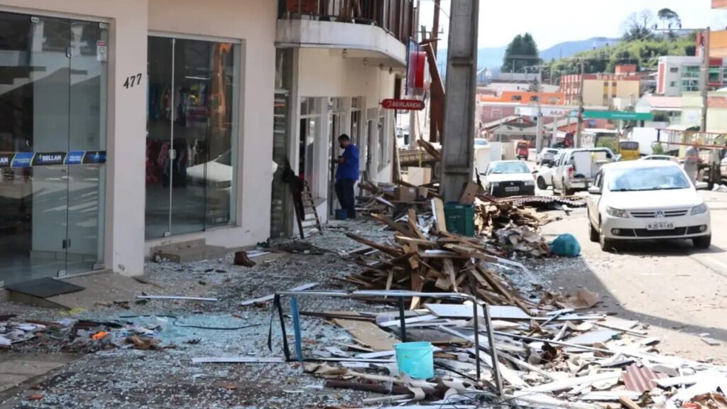 Governo do Paraná lança ação emergencial com 320 casas e auxílio de R$ 50 mil após tragédia