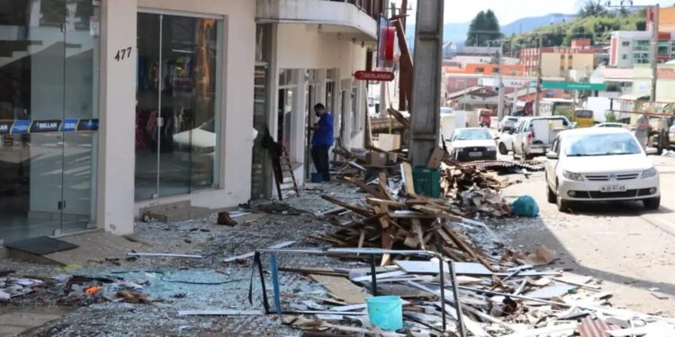 Tornados causam destruição e deixam rastro de caos em Santa Catarina