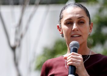 Imagens revelam assédio à presidente do México no meio de público