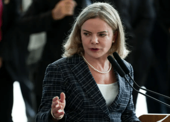 Debate sobre PL Antifacção é contaminado por relator, afirma Gleisi Hoffmann