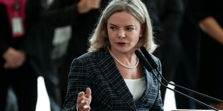 Debate sobre PL Antifacção é contaminado por relator, afirma Gleisi Hoffmann