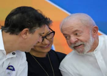 Gabinete de Camilo Santana recebeu visita da ex-nora de Lula investigada por desvios no MEC