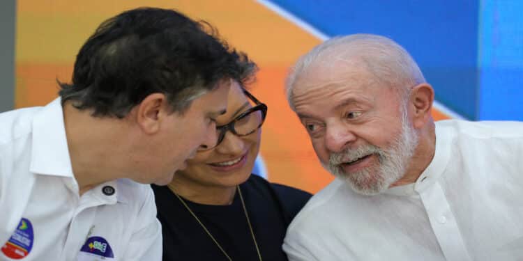 Gabinete de Camilo Santana recebeu visita da ex-nora de Lula investigada por desvios no MEC