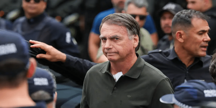 Advogados pedem prisão humanitária e domiciliar para Bolsonaro