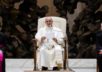 Papa Leão XIV faz visita silenciosa à Mesquita Azul na Turquia