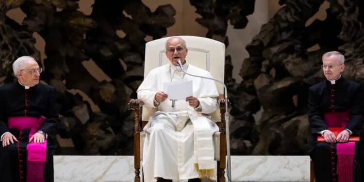 Papa Leão XIV faz visita silenciosa à Mesquita Azul na Turquia
