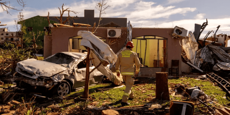 Tornado atinge o Paraná e número de feridos sobe para 750 em meio ao pânico
