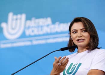Moraes permite que Michelle visite Bolsonaro na PF