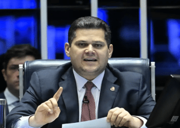 Alcolumbre intensifica críticas ao governo Lula sobre sabatina de Messias