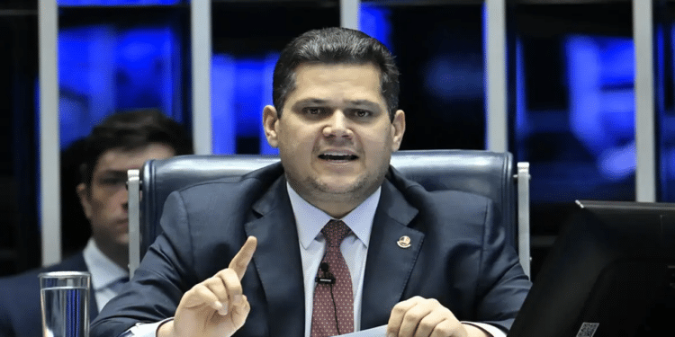 Alcolumbre articula sessão relâmpago para barrar Messias no Senado