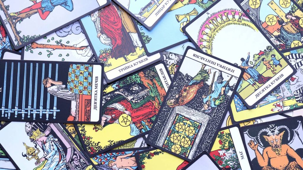 Cartas do tarô espalhadas - Créditos: depositphotos.com / Mehaniq