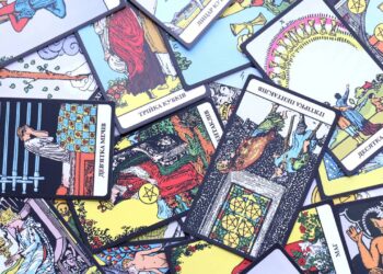 Cartas do tarô espalhadas - Créditos: depositphotos.com / Mehaniq