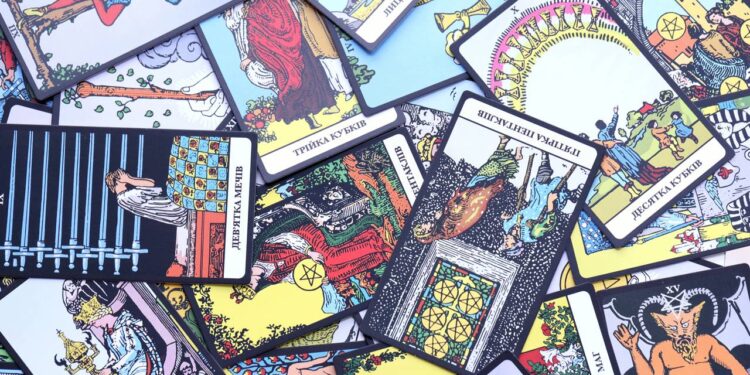 Cartas do tarô espalhadas - Créditos: depositphotos.com / Mehaniq