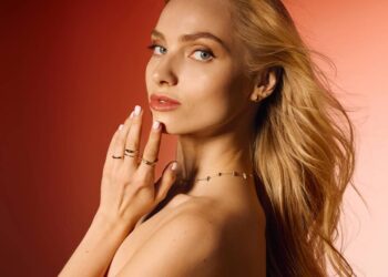 A pele flácida e com rugas e está com os dias contado com a melhor base para pele madura de 2025