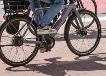 Ciclomotores, bicicletas elétricas e veículos autopropelidos como patinetes e até cadeiras de rodas terão cobrança de IPVA a partir de 2026?