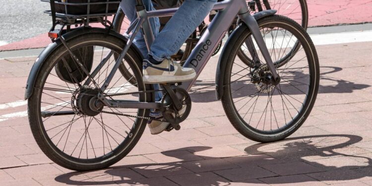 Ciclomotores, bicicletas elétricas e veículos autopropelidos como patinetes e até cadeiras de rodas terão cobrança de IPVA a partir de 2026?