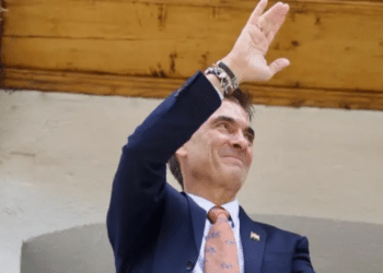 Bolívia encerra 20 anos de governo de esquerda com posse de novo presidente