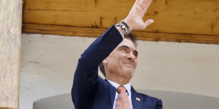 Bolívia encerra 20 anos de governo de esquerda com posse de novo presidente