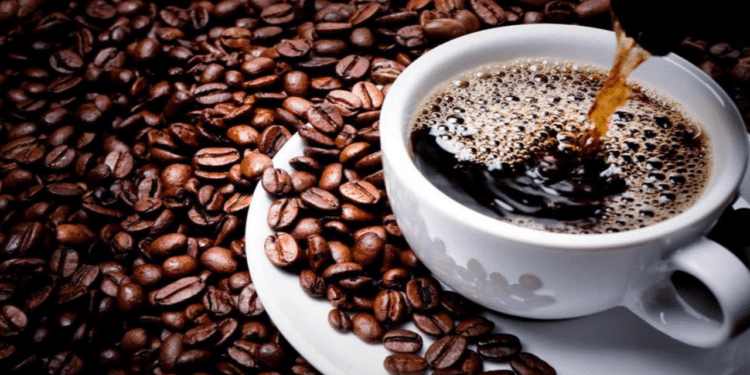 Mercado de café reage negativamente e Brasil enfrenta piora após tarifaço reduzido por Trump