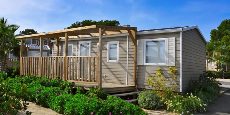 Casa pré-fabricada de 180 metros quadrados, cinco quartos e um enorme terraço por menos de 60.000 mil