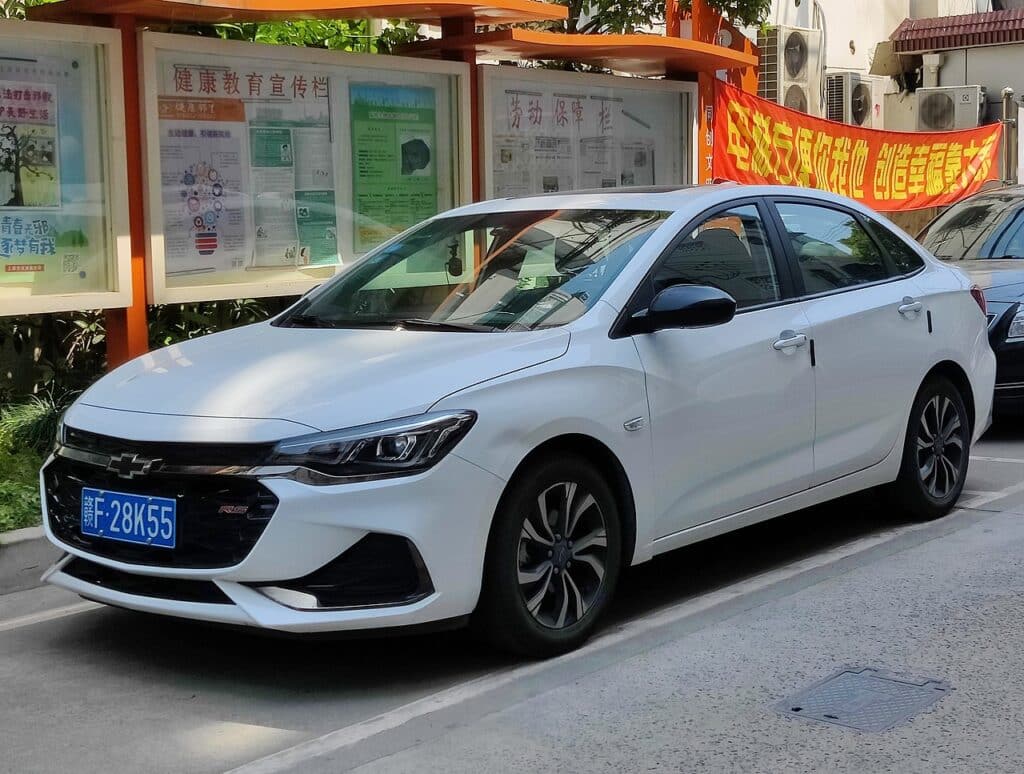 Chevrolet traz de volta sedã clássico dos anos 2000 com consumo de até 18 km/l