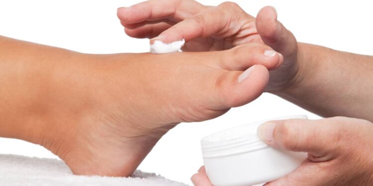 Top 7 melhores e mais baratos cremes para pés jovens e hidratados