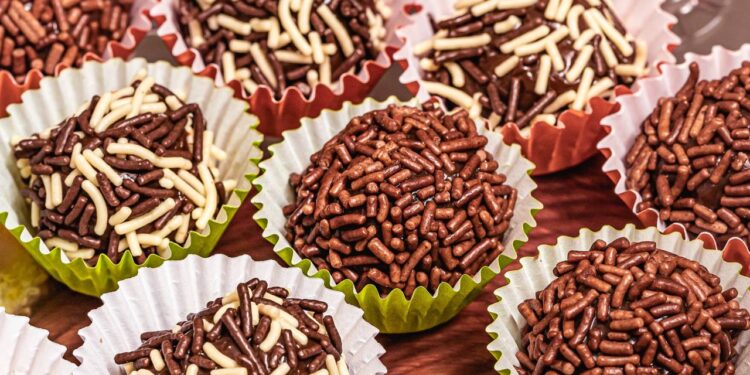 Glitter com plástico em alimentos leva Anvisa a suspender 4 marcas famosas usadas em doces em todo o Brasil