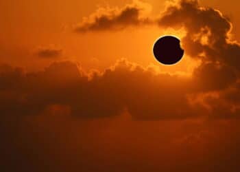 Eclipse histórico vai converter o dia em noite e se torna o mais longo do século