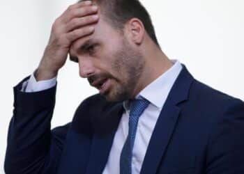 Eduardo Bolsonaro enfrenta nova fase jurídica após decisão do STF que o tornou réu