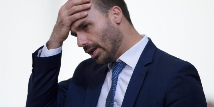 Eduardo Bolsonaro enfrenta nova fase jurídica após decisão do STF que o tornou réu