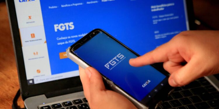 Você pode usar até R$ 1.800 do saldo retido do FGTS que foi liberado nesta segunda-feira