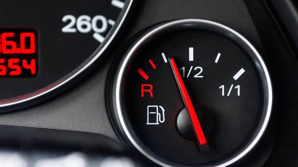 Comparativo revela quanto custa manter um carro elétrico em relação a um a gasolina