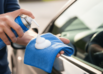 O truque com espuma de barbear que está viralizando por deixar o vidro do carro impecável