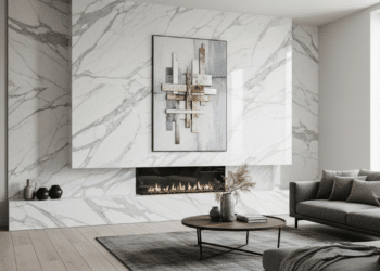 Placas vinílicas imitam mármore com alta resistência à umidade, fácil instalação e baixa manutenção.