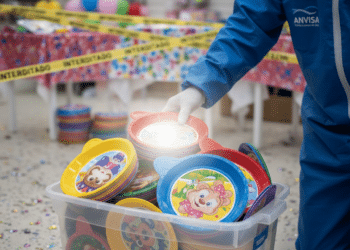 Anvisa determina recolhimento de pratos plásticos utilizados em festinhas de criança em todo o Brasil por riscos de contaminação