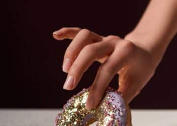 É definitivo, 4 marcas de glitter para decoração de doces com material plástico são suspensas pela Anvisa