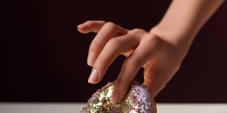 É definitivo, 4 marcas de glitter para decoração de doces com material plástico são suspensas pela Anvisa