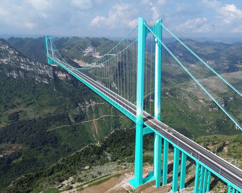 A ponte mais alta do mundo a 625 metros do chão encurta uma viagem de horas e se transforma em nova joia turística