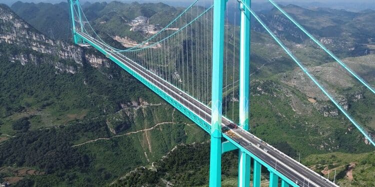 A ponte mais alta do mundo tem 625 metros de altura e muda tudo entre os vales profundos de Guizhou
