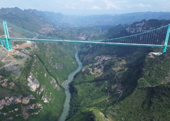 A ponte mais alta do mundo a 625 metros do chão encurta uma viagem de horas e se transforma em nova joia turística